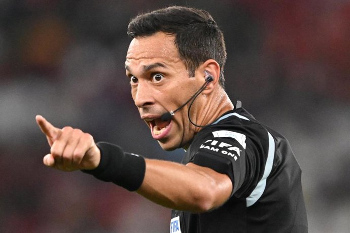 Archivo - El árbitro argentino Facundo Tello, durante un partido del Mundial de 2022. 