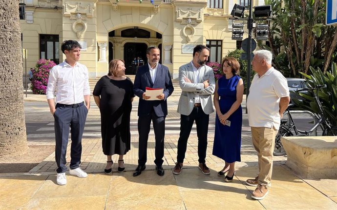 El portavoz municipal socialista, Daniel Pérez, junto con ediles del PSOE