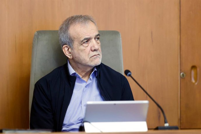 O presidente iraniano Masud Pezeshkian durante uma reunião do governo em Teerã (arquivo).