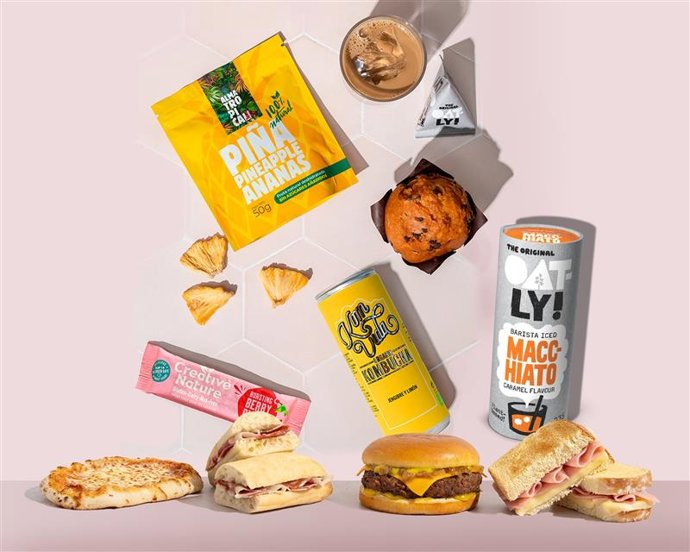 Vueling lanza su nuevo menú de verano sin cacahuetes y más opciones veganas.