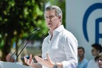 Feijóo dice que Sánchez no está "limpio" y carga contra Vox por dedicarse a "criticar" al PP tras el informe de la UCO