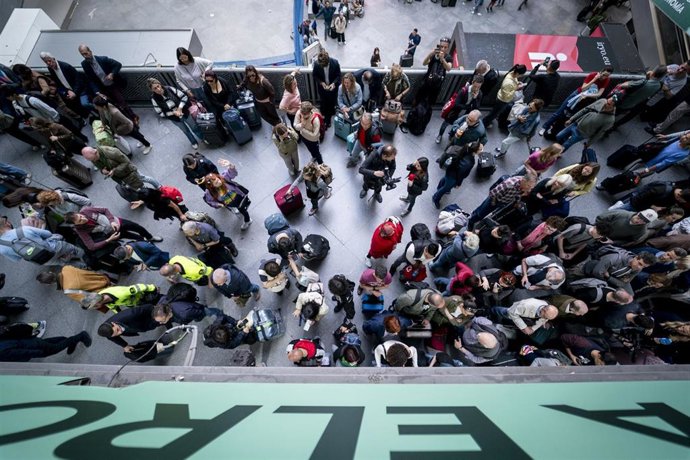 Archivo - Decenas de personas esperan en una estación de tren