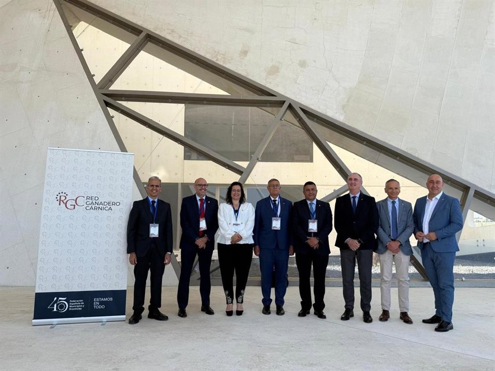 En el centro, el presidente del Foro Ganadero Cárnico, Manuel García (traje claro), junto al presidente d ela Red, Carlos García, entre autoridades de la FEMP, Junta y Segovia