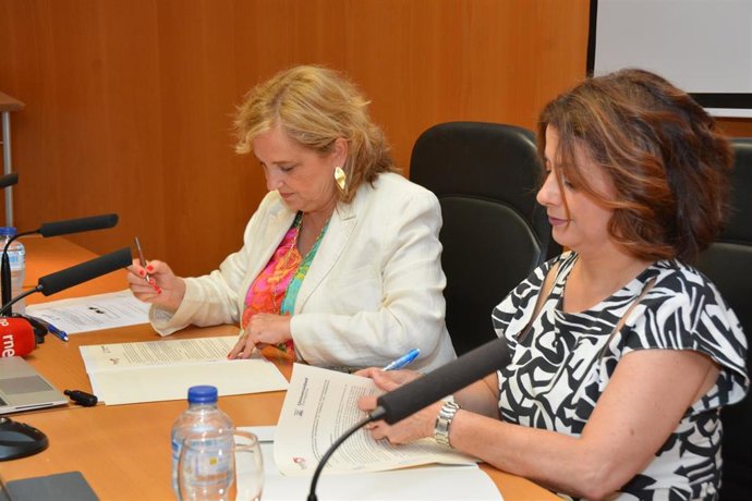 La alcaldesa de Teruel, Emma Buj, y la rectora de la Universidad de Zaragoza, Rosa Bolea, durante la firma del convenio.