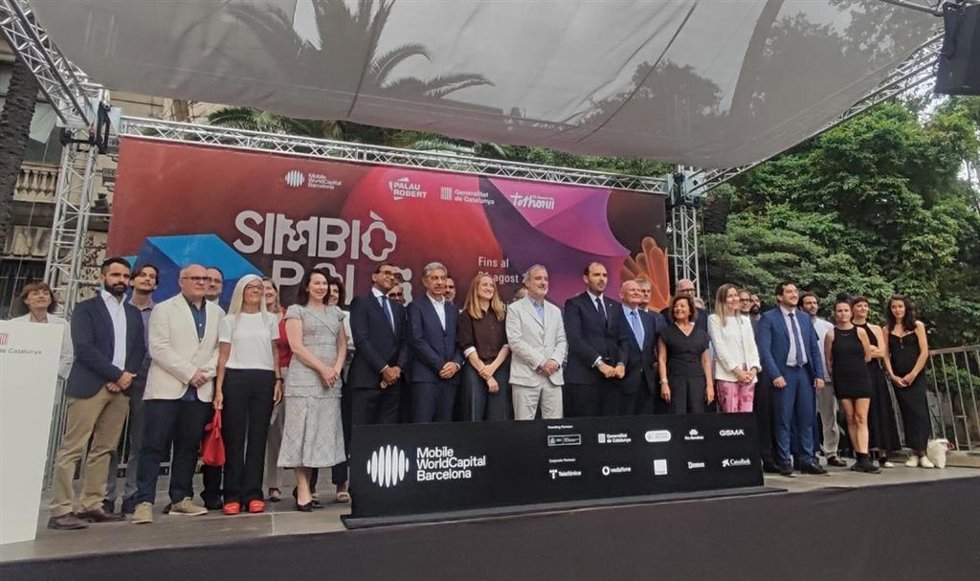 El conseller de Presidencia, Albert Dalmau; el alcalde de Barcelona, Jaume Collboni, y el ceo de MWCapital Francesc Fajula en la inauguración de la exposición 'Simbipolis'