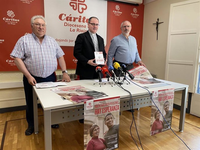 El obispo de La Rioja, Santos Montoya, el director de Cáritas La Rioja, José Andrés Pérez, y el responsable de Comunicación Cristiana de Bienes de Cáritas La Rioja, Carmelo Juárez, presentan la memoria de la entidad de 2024