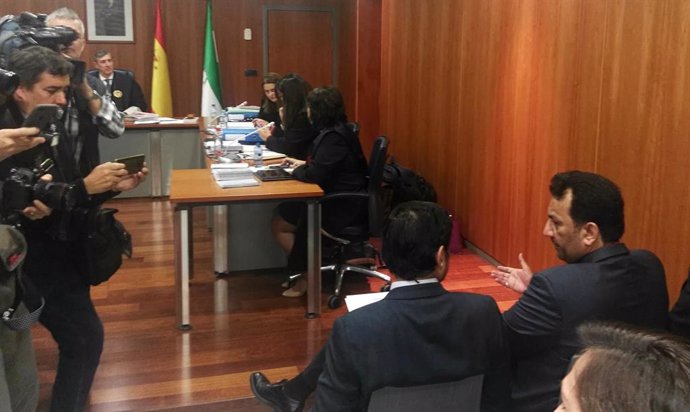 Archivo - Foto de archivo del jeque Al-Thani en un juicio por las acciones del Málaga CF
