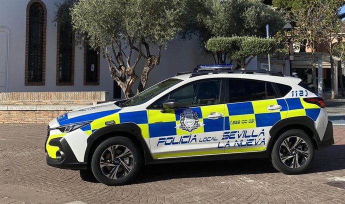 Archivo - Vehículo de la Policía Local de Sevilla La Nueva