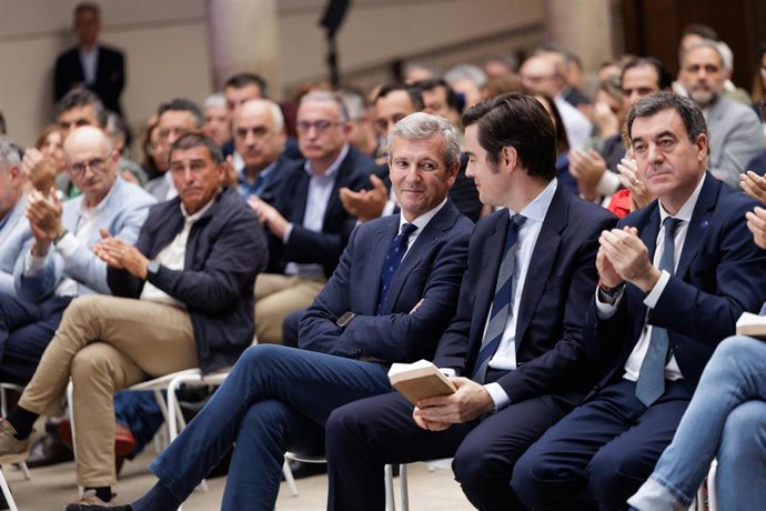 O presidente da Xunta, Alfonso Rueda, acompañado do conselleiro de Educación, Ciencia, Universidades e FP, Román Rodríguez, no  Foro dá FP Dual.