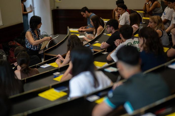Reparto de exámenes durante el primer día de las PAU en Catalunya, a 11 de junio de 2025, en Barcelona