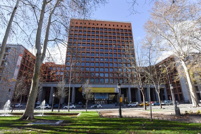 Archivo - Arquivo - Fachada da sede do Ministério da Saúde, em 5 de janeiro de 2024, em Madri (Espanha). A Casa Sindical é um edifício localizado no Paseo del Prado, em Madri. É a sede tradicional do Ministério da Saúde. Recentemente, ela também abriga o