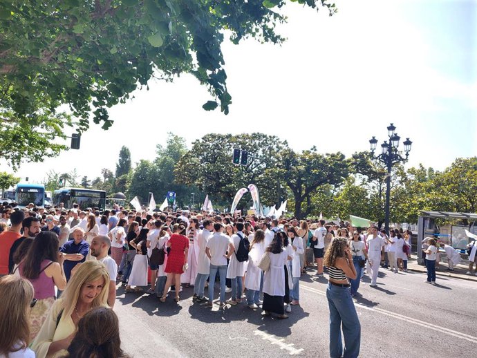Participantes en la concentración corta la calle Calvo Sotelo