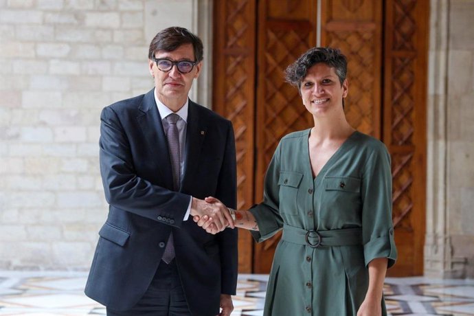 El presidente de la Generalitat, Salvador Illa y la alcaldesa de El Prat de Llobregat (Barcelona), Alba Bou, se reúnen en el Palau de la Generalitat.