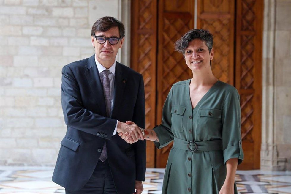 El presidente de la Generalitat, Salvador Illa y la alcaldesa de El Prat de Llobregat (Barcelona), Alba Bou, se reúnen en el Palau de la Generalitat.