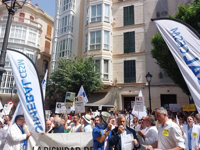 Los médicos de Baleares se concentran frente a la Delegación de Gobierno para protestar contra contra el nuevo Estatuto Marco