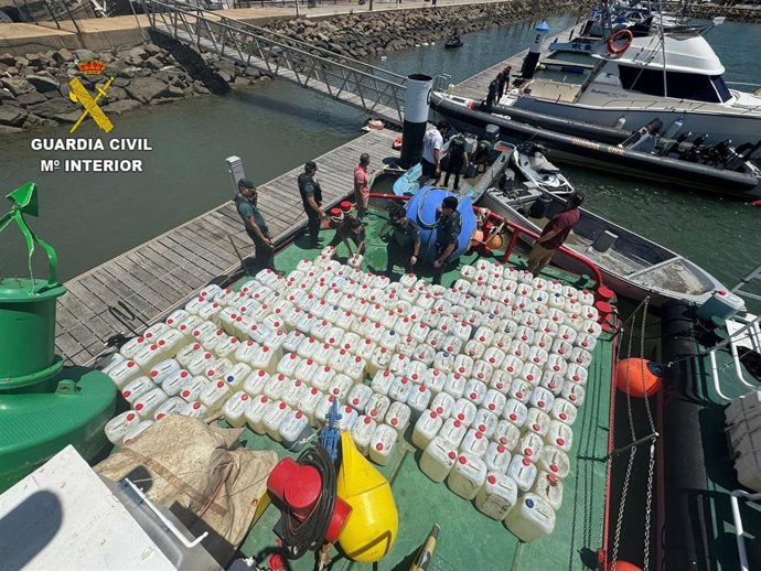 Parte de las garrafas de combustible intervenidas en los diferentes dispositovos llevados a cabo en la provincia de Huelva.