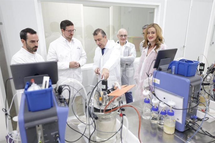 El presidente de la Diputación de Sevilla, Javier Fernández, en su visita a la empresa Cultiply