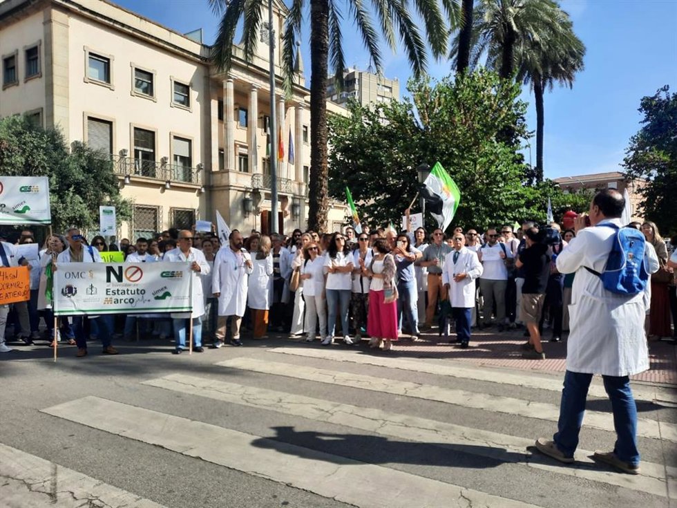 Médicos se concentran ante Delegación del Gobierno en Badajoz en el marco de la huelga general contra el Estatuto Marco