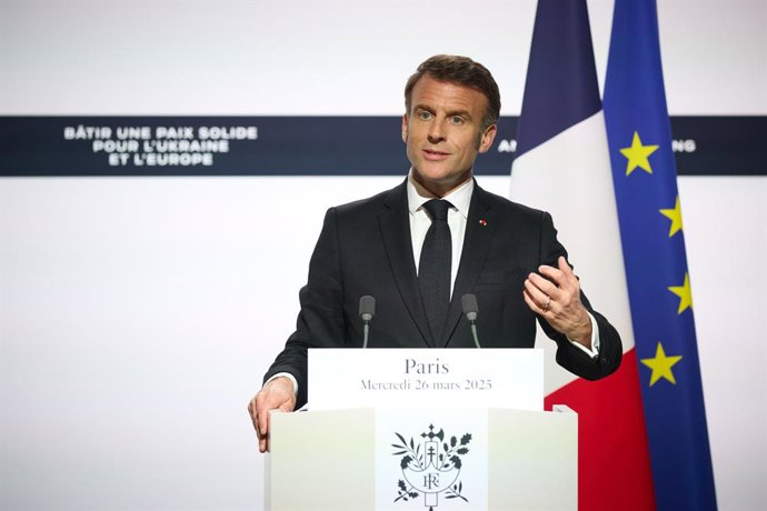 Archivo - HANDOUT - 26 de março de 2025, França, Paris: O presidente francês Emmanuel Macron participa de uma coletiva de imprensa conjunta com o presidente da Ucrânia, Volodymyr Zelensky, após suas conversas em Paris. Foto: -/Presidência da Ucrânia/dpa -