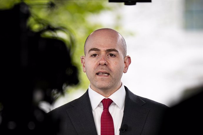 Archivo - April 16, 2025, Washington, District Of Columbia, USA: Stephen Miran, chairman of the Council of Economic Advisers, speaks during a Fox Business interview outside the White House in Washington, DC, US, on Wednesday, April 16, 2025. 