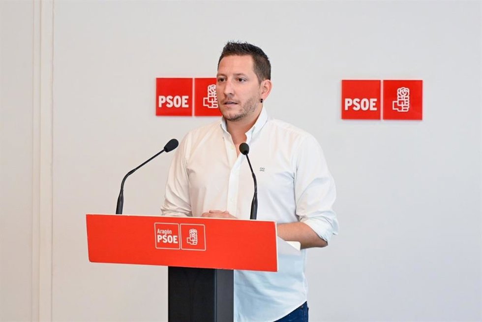 El portavoz del PSOE en Aragón, Jesús Morales, durante la rueda de prensa.
