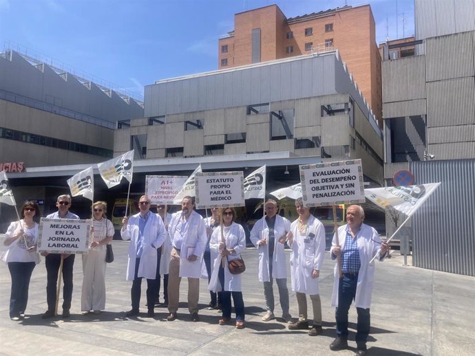 Concentración del sindicato CESM a las puertas del Clínico de Valladolid.