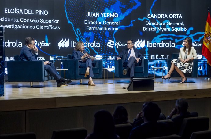 (I-D) El Director, Policy and Public Affairs de Pfizer, Fernando Méndez; la directora General de Bristol Myers Squibb, Sandra Orta; el director general de Farmaindustria, Juan Yermo y la presidenta del CSIC, Eloísa del Pino.
