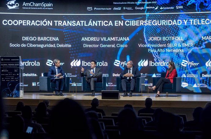 (I-D) El Socio de Ciberseguridad de Deloitte, Diego Barcena; el director General de Cisco, Andreu Vilamitjana; el Vice President SEUR & EMER, Palo Alto Networks, Jordi Botifoll y la directora general de Motorola Solutions, Maria González-Quiróz,  intervie
