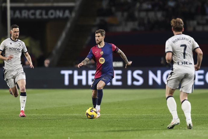 Archivo - Inigo Martinez, do FC Barcelona, em ação durante a partida de futebol do Campeonato Espanhol, La Liga EA Sports, disputada entre FC Barcelona e CA Osasuna no Estadi Olimpic Lluis Companys em 27 de março de 2025 em Barcelona, Espanha.