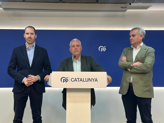 El portavoz del PP en el Parlament, Juan Fernández; el secretario general del PP catalán, Santi Rodríguez, y el diputado del PP en el Congreso, José Enrique Núñez.