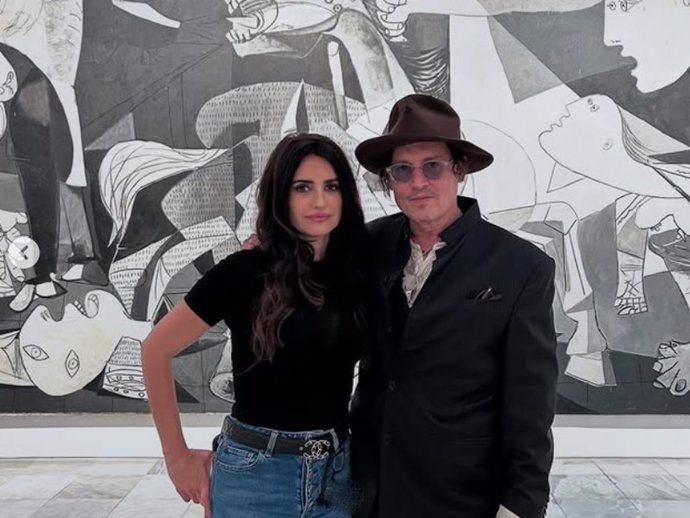 Penélope Cruz y Johnny Deep posando frente al Guernica de Pablo Picasso