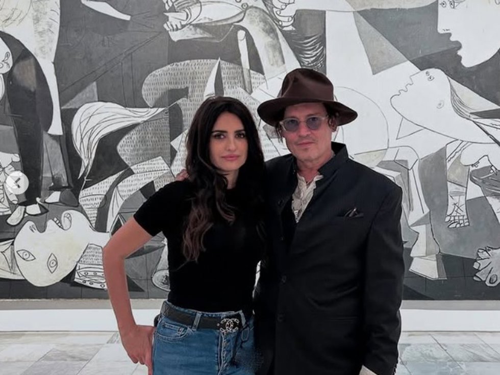 Penélope Cruz y Johnny Deep posando frente al Guernica de Pablo Picasso