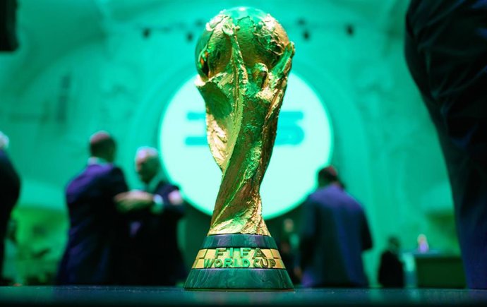 Archivo - 24 January 2025, Saxony, Leipzig: The 1954 World Cup trophy is on display during the 125th anniversary of the German Football Association (DFB) at the Congress Hall of Leipzig Zoo. Photo: Hendrik Schmidt/dpa