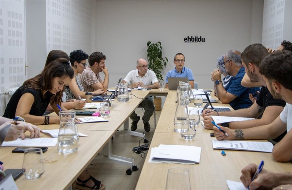 Reunión de representantes de EH Bildu en municipios navarros para abordar medidas en materia de vivienda.
