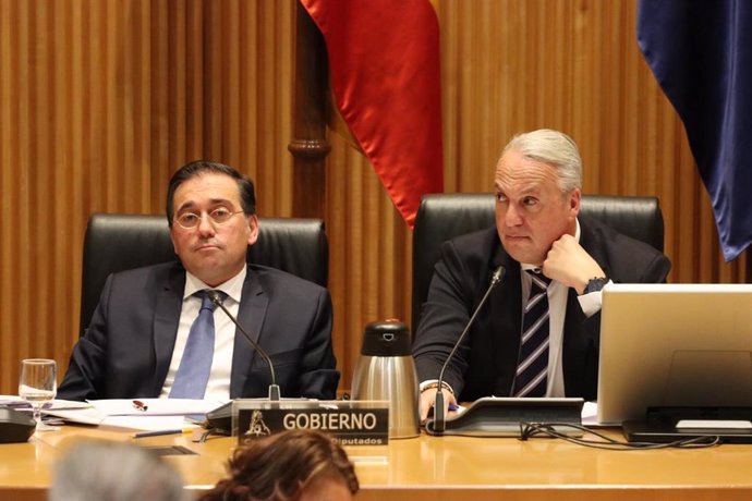 Archivo - El ministro de Asuntos Exteriores, José Manuel Albares, y el alcalde de San Roque, Juan Carlos Ruiz Boix, en una sesión en el Congreso. ARCHIVO.