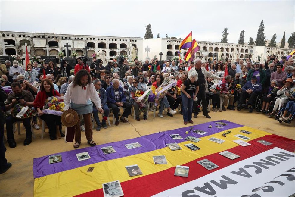 Archivo - Familiares de los represaliados durante el acto de inauguración del osario memorial.