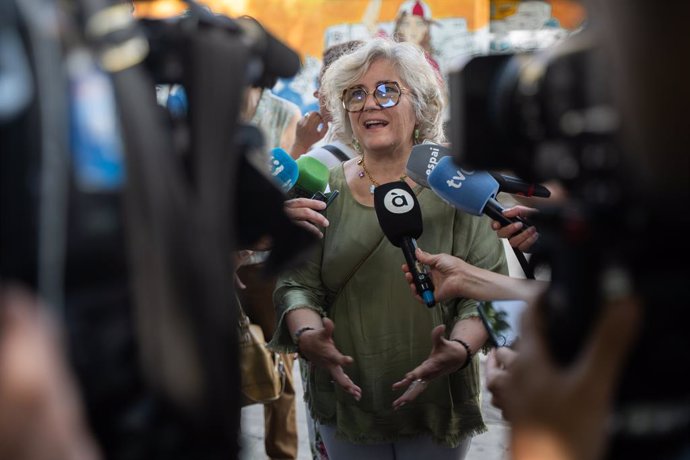 La vicepresidenta de l'Associació de Víctimes Mortals de la DANA, Carmina Gil, atén als mitjans de comunicació