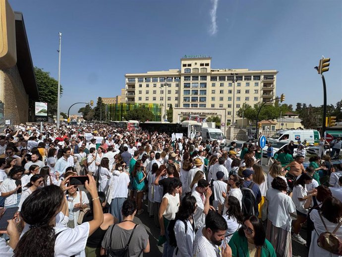 El Sindicato Médico Andaluz convoca huelga de facultativos en las ocho provincias andaluzas contra el Estuto Marco, con una secundación de más de 15.000 asistentes, el 50% de la plantilla de Andalucía, según la Consejería de Salud y Consumo.