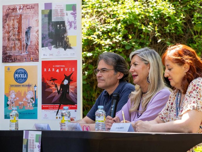 La concejala de Educación y Cultura, Irene Carvajal; Elena Benito, directora de 'El Tenorio en la calle' y la coordinadora del Festival Rara Avis, Montse Ruiz, presentan la programación de verano de la Casa de Zorrilla