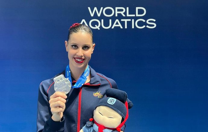 La nadadora Iris Tió con la medalla de plata ganada en la final del solo técnico de la Superfinal de la Copa del Mundo 2025