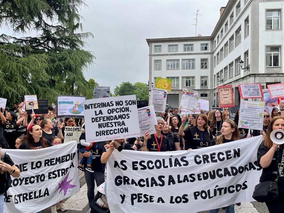 Educadora de escuelas infantiles concentradas frente a la Consejería de Educación.