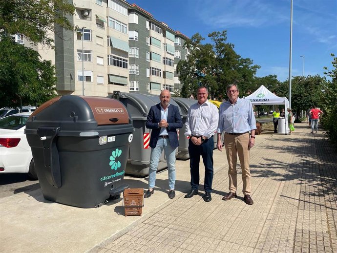 Cáceres estrena el contenedor marrón para la recogida de residuos orgánicos con apertura automática