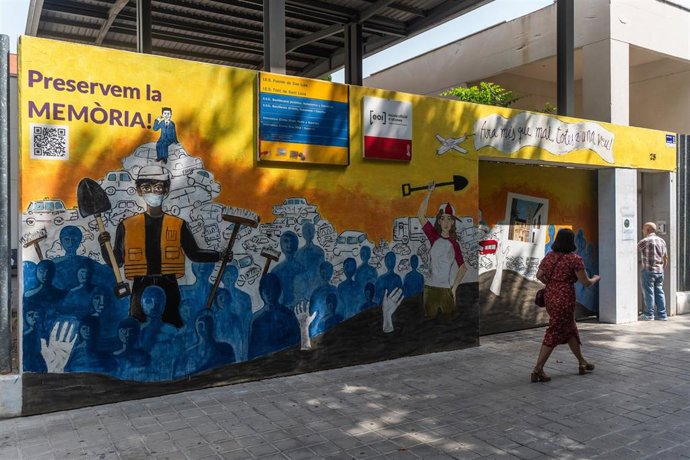 Alumnado del IES Font de Sant Lluís plasma en un mural la "catástrofe" de la dana para que "nunca se olvide lo que pasó"