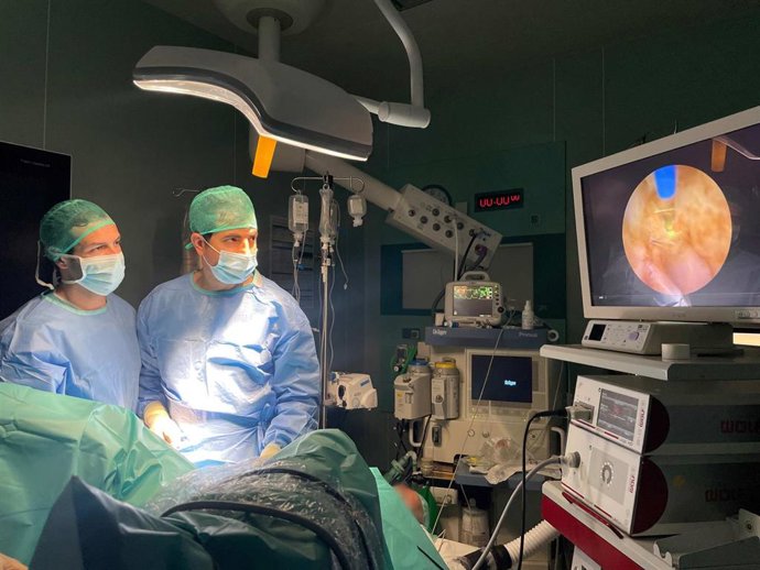 Quirónsalud Infanta Luisa incorpora una técnica mínimamente invasiva para eliminar cálculos renales complejos.