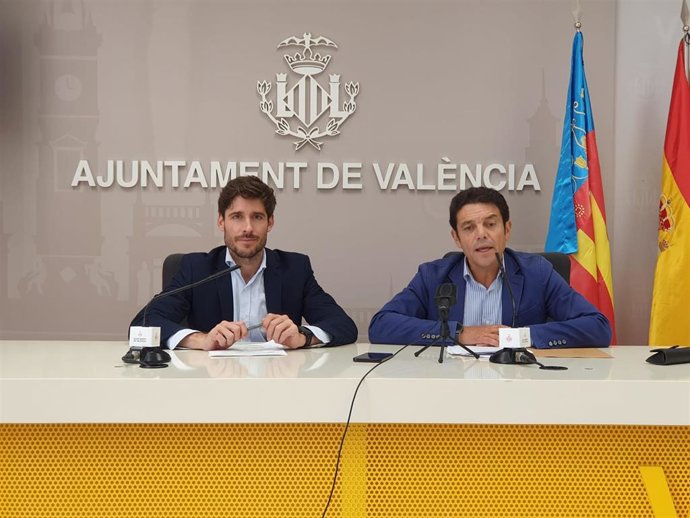 El concejal portavoz del equipo de gobierno de la ciudad de València, Juan Carlos Caballero (i), y el edil de Mejora Climática, Acústica y Eficiencia Energética, Carlos Mundina (d), en la rueda de prensa posterior a la Junta de Gobierno Local.