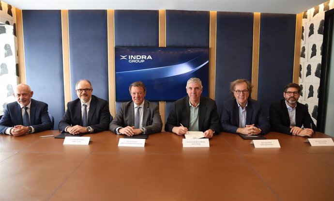 Archivo - De izquierda a derecha: Javier Abajo, adjunto al Dir. Gen. De Tess; Fernando Fernández, CEO de EM&E; Juan Escriña, Dir. Gen. De GDELS-SBS; José Vicente de los Mozos, CEO de Indra; Ibon Aperribay, consejero de Sapa y Manuel Escalante, presidente 