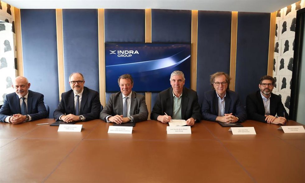 Archivo - De izquierda a derecha: Javier Abajo, adjunto al Dir. Gen. De Tess; Fernando Fernández, CEO de EM&E; Juan Escriña, Dir. Gen. De GDELS-SBS; José Vicente de los Mozos, CEO de Indra; Ibon Aperribay, consejero de Sapa y Manuel Escalante, president