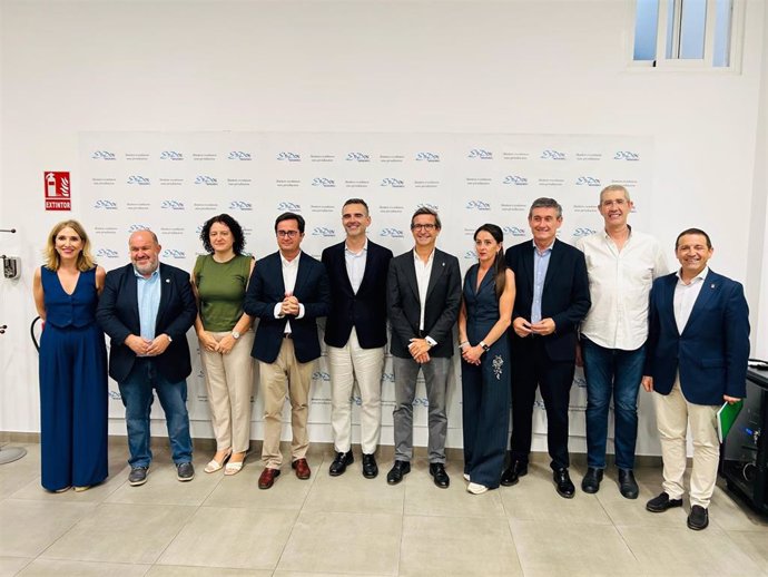 Los consejeros Ramón Fernández-Pacheco y Jorge Paradela, junto a representantes institucionales y empresariales, durante la presentación de las ayudas para la industria auxiliar agroalimentaria en El Ejido (Almería).