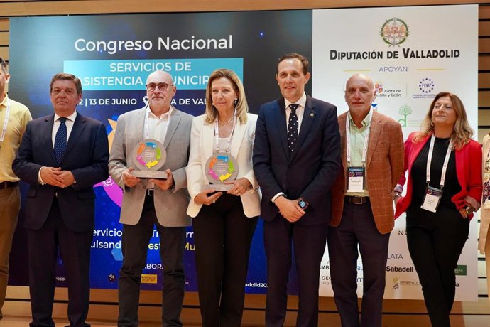 El presidente de la Diputación de Valladolid, Conrado Íscar, y el consejero de la Presidencia de la Junta de Castilla y León, Luis Miguel García Gago, han clausurado el primer Congreso Nacional de los Servicios de Asistencia a Municipios (SAM)