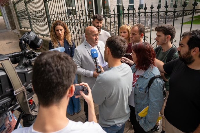 El secretario de Organización del PSOE de Cantabria, Agustín Molleda, realiza declaraciones tras denunciar ante la Fiscalía presuntas "irregularidades" en el Ayuntamiento de Liendo